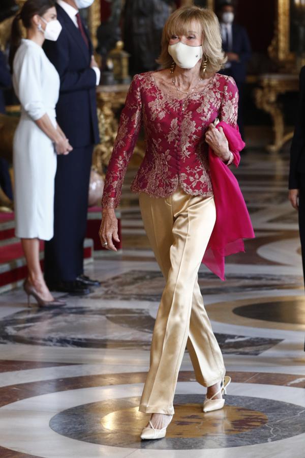 María Teresa Fernández de la Vega con pantalones de pinzas satinados y un cuerpo con bordados.