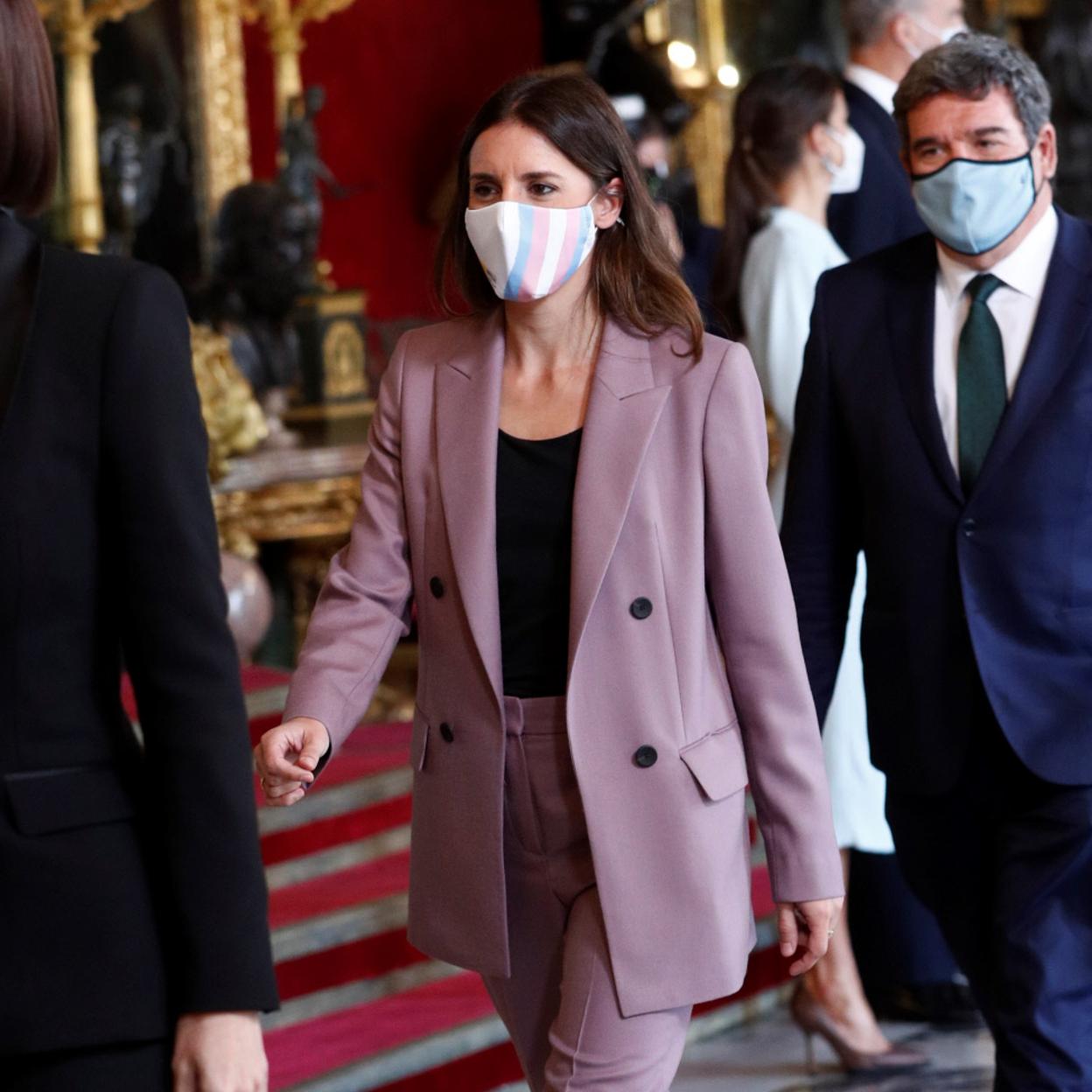 Pincha en la imagen para ver todos los looks del besamanos y la recepción de los reyes.