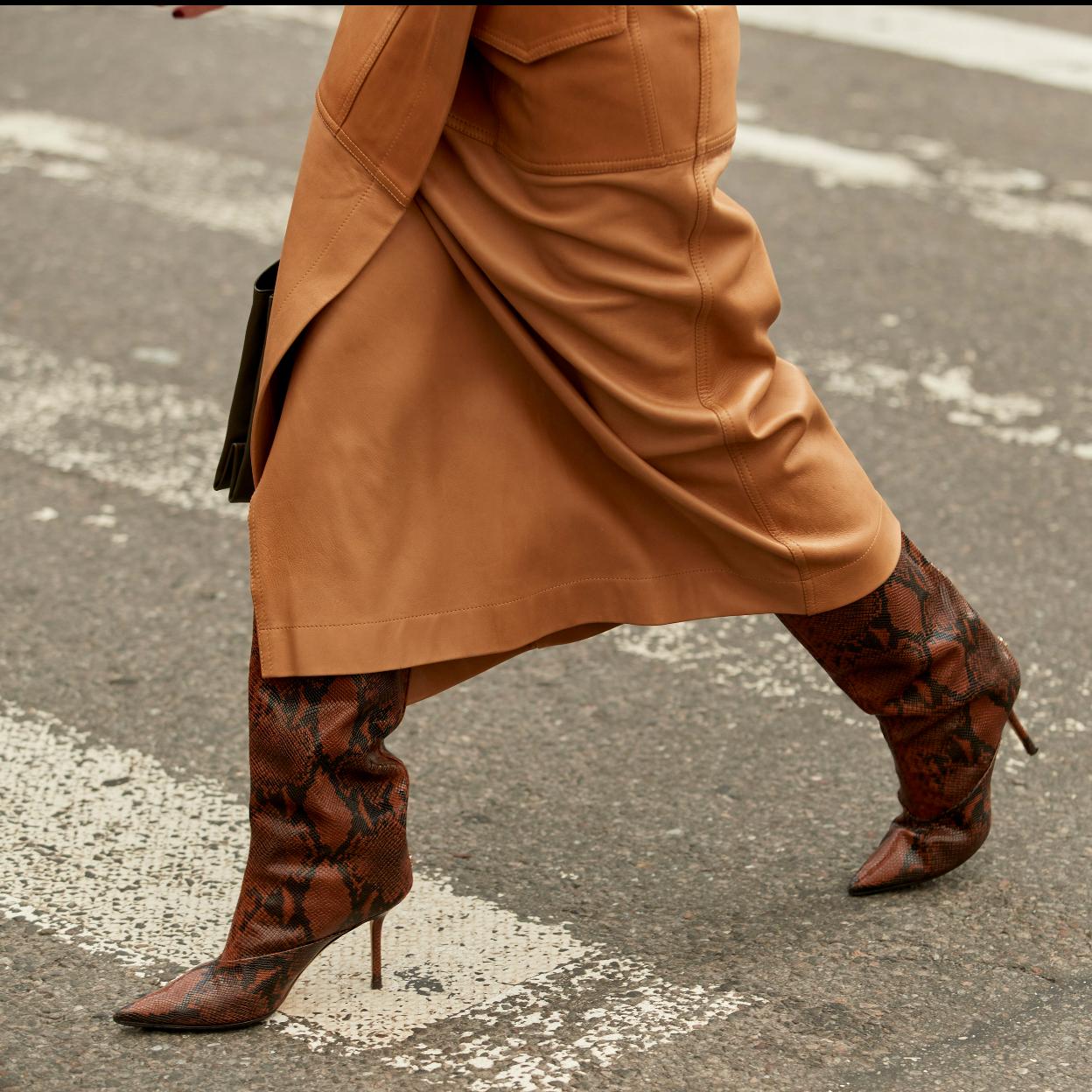 La falda de piel es la prenda que te va salvar más de un look este otoño y la tenemos en los tres colores básicos de la temporada