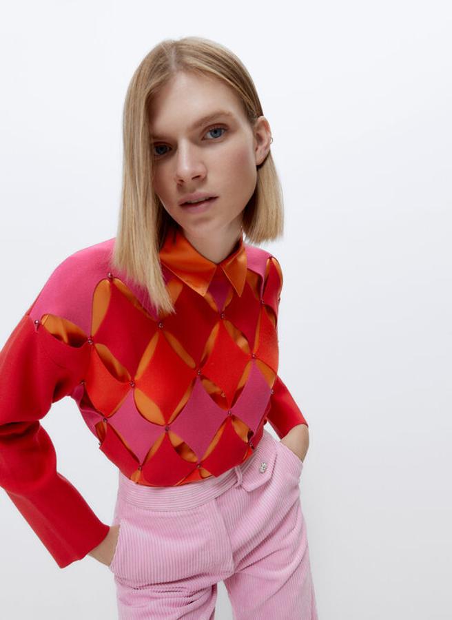 La propuesta más original de la colección es este bonito jersey de punto con rombos en rosa, naranja y rojo. Con cuello redondo, mangas largas y acabados en rib, está disponible en las tallas S, M y L por 89 euros. 