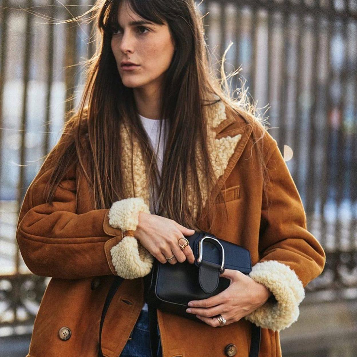 Pincha en la imagen para ver Vestidos, chalecos, pantalones, gabardinas: estás son las prendas efecto piel más elegantes que acaban de llegar a Zara y a Mango