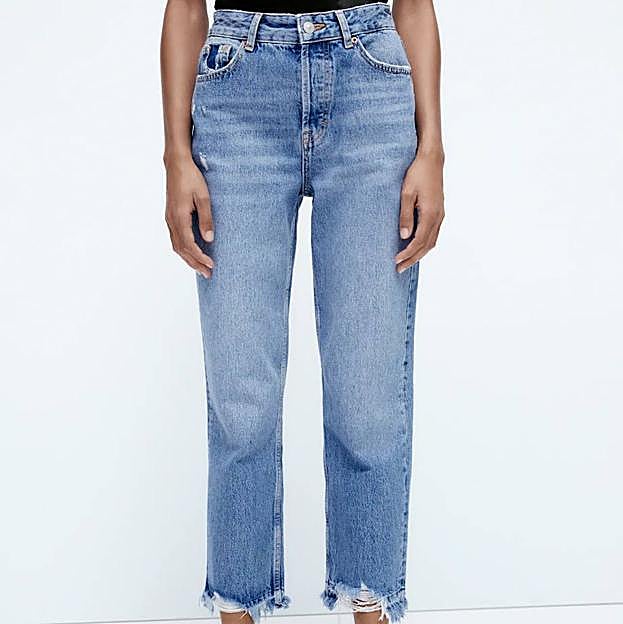 Imagen principal - Sudadera, vaqueros y zapatos rojos: el look casual rejuvenecedor de Victoria Beckham del que te vas a enamorar este otoño