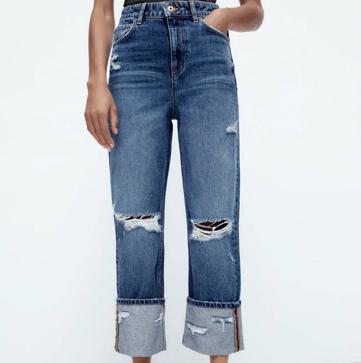 Imagen secundaria 1 - Sudadera, vaqueros y zapatos rojos: el look casual rejuvenecedor de Victoria Beckham del que te vas a enamorar este otoño