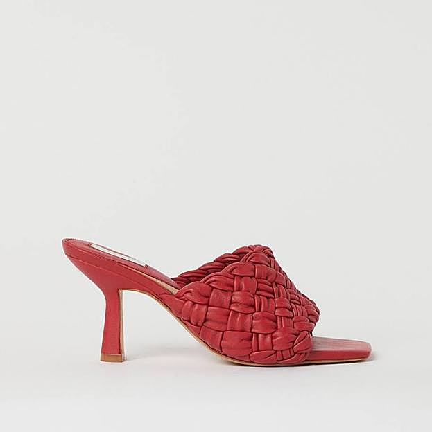 Imagen principal - Sudadera, vaqueros y zapatos rojos: el look casual rejuvenecedor de Victoria Beckham del que te vas a enamorar este otoño