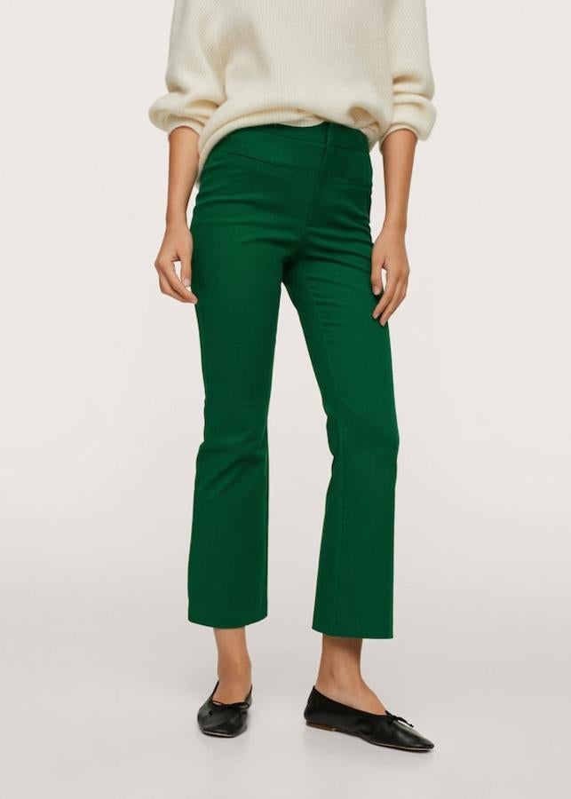 Diseño crop flare para este pantalón de Mango que podemos encontrar en diseño estampado, en negro, en beige o en verde y está confeccionado en tejido elástico. De tiro alto y con dos bolsillos laterales, podemos encontrarlo entre las tallas 32 y 46 por 25,99 euros. 