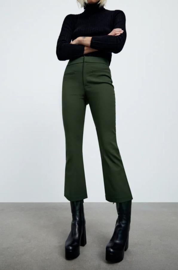 Con bajo acabado en línea evasé por encima del tobillo, estos pantalones de Zara de tiro alto y bolsillos de vivo en el frontal están disponibles en cinco colores, entre ellos el verde y el verde oscuro, el rosa y el coral, cuestan 19,95 euros y están disponibles entre las tallas XS y XXL. 
