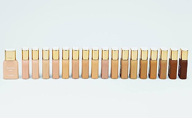 La nueva base de maquillaje de Sisley, Phyto-Teint Nude, dispone de 18 tonos diferentes, para adaptarse a cualquier tono de piel y permite también hacer un ejercicio de contouring.