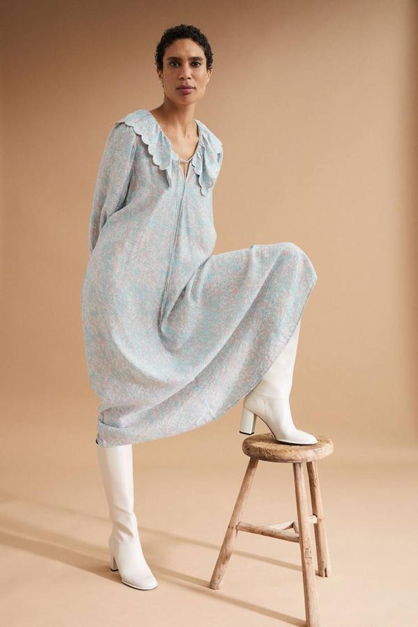 Vestido evasé largo con cuello bobo festoneado y mangas largas abullandas, azul claro con flores rosa. 24,99 euros