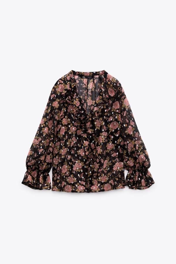 Otra blusa con un original estampado que podrás llevar con tus vaqueros favoritos. Dos de los prints estrella, los lunares y las flores, en una misma prenda. Blusa fluida de Zara (25,99 euros)