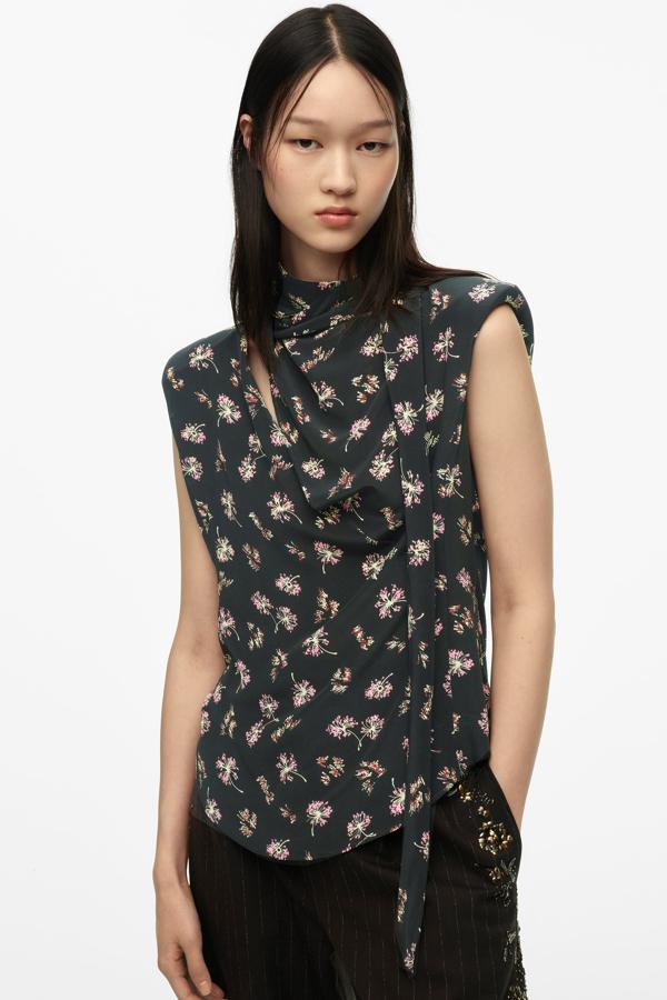 Zara acaba de lanzar su nueva edición limitada con prendas especiales. Esta blusa asimétrica con estampado de flores es una de sus piezas. Camisa sin mangas con print floral de Zara (49,99 euros)