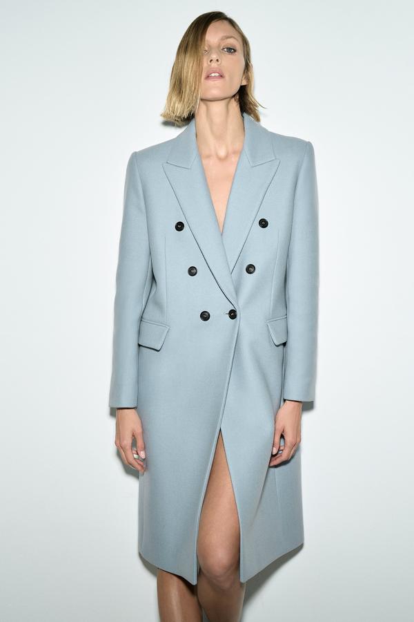 Aunque todavía no hemos tenido que sacar los abrigos de lana, ya queda menos. Si quieres ponerle una nota de color al invierno escoge un diseño en un color claro. Abrigo con doble botonadura en azul celeste de Zara (99,99 euros)