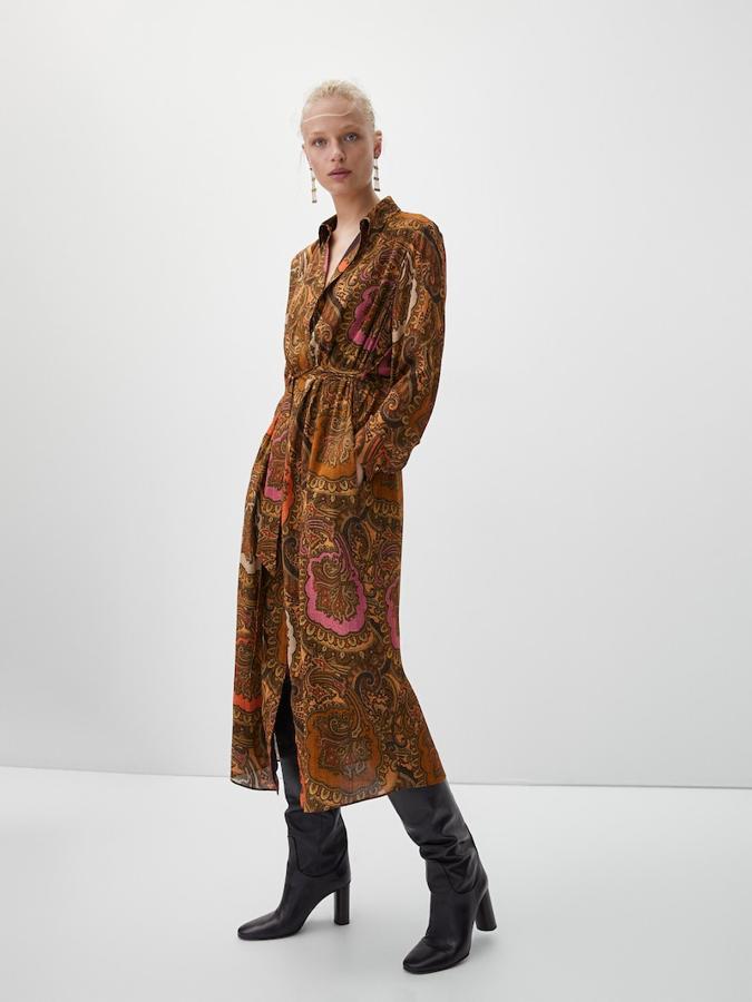 Un vestido camisero con estampado paisley en tonos otoñales perfecto para llevar con botas altas. Es de la nueva colección de otoño de Massimo Dutti y cuesta 99 euros. 