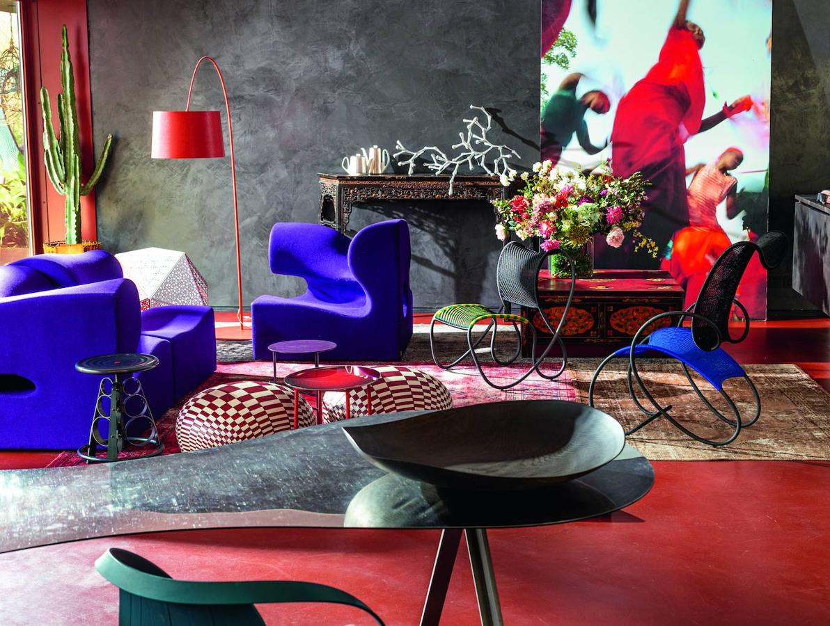 Estallidos de color, diseño contemporáneo y una atmósfera acogedora. Estas son las bases del proyecto que ideó la española Patricia Urquiola para la casa en Údine de la diseñadora italiana Patrizia Moroso. Una caja de madera con columnas de hormigón que vertebran un espacio continuo en mitad de la naturaleza.