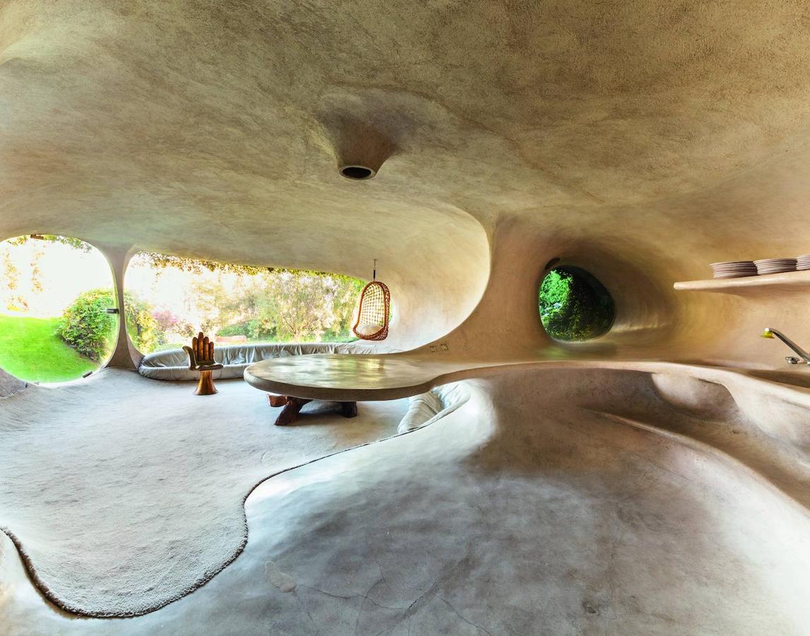 Construida en 1984, esta vivienda es un prodigio de la arquitectura fusionada con la naturaleza. Resulta hoy más moderna que nunca, con su estructura semi enterrada pero inundada de luz y el material moldeable de sus muros que se adapta a las curvas.