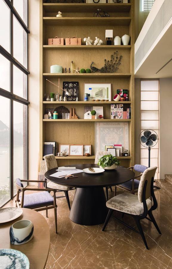 Fu es uno de los arquitectos asiáticos más reputados. Sus interiores tienen un inconfundible aire contemporáneo. Mezcla con mano maestra culturas y sensibilidades, y sobresale por un lujo moderno en el que destacan el arte y la mejor artesanía, uniendo un gusto minimalista con su memoria cultural.