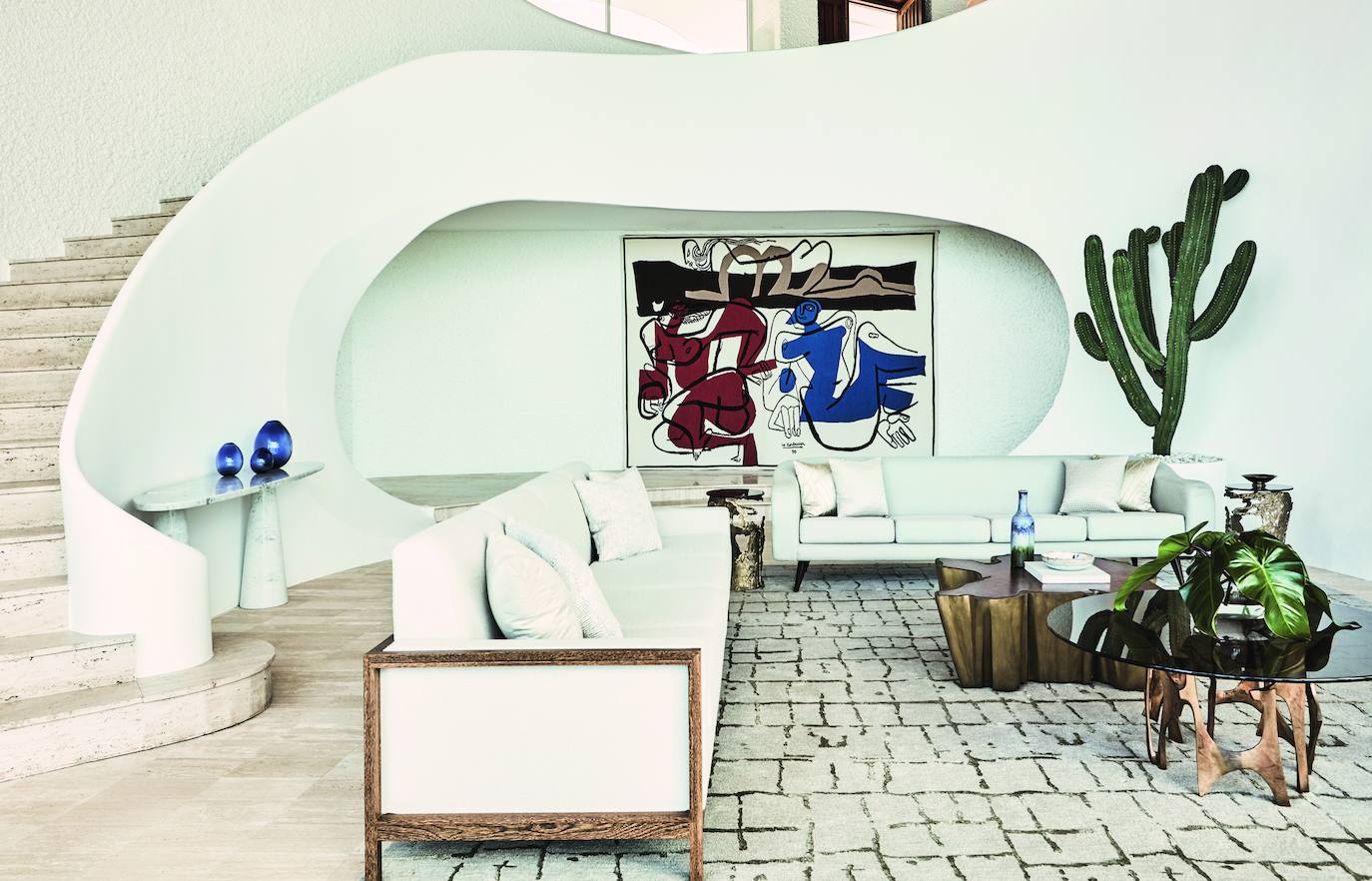 Con sus formas orgánicas y sus desnudas curvas, esta vivienda situada junto a la playa es un icono de los 70, renovada una década después. Su arquitectura tiene claras influencias de Oscar Niemeyer y Le Corbusier. Su sensualidad y su frescura, unidas a materiales opulentos pero sobrios, la han convertido en una joya del saber vivir.