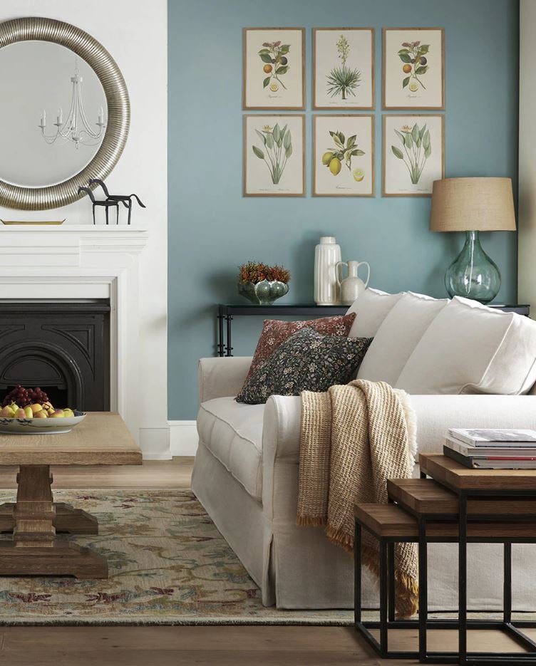 Esta alfombra de estilo clásico tejida a mano (225 euros) y este conjunto de tres mesas en madera y acero (345 euros).