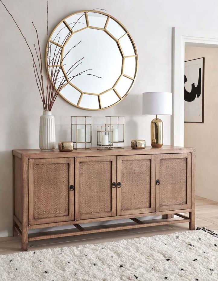 Este aparador de pino reciclado, perfecto para el recibidor o el salón (995 euros).