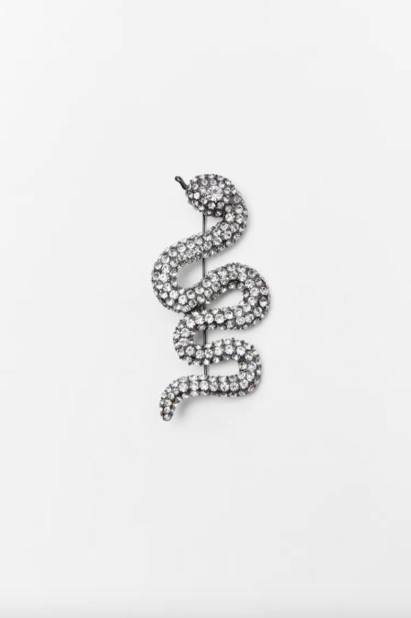 Este bonito broche con forma de serpiente y aplicaciones de joya con cierre de imperdible tiene un precio de 12,95 euros. 