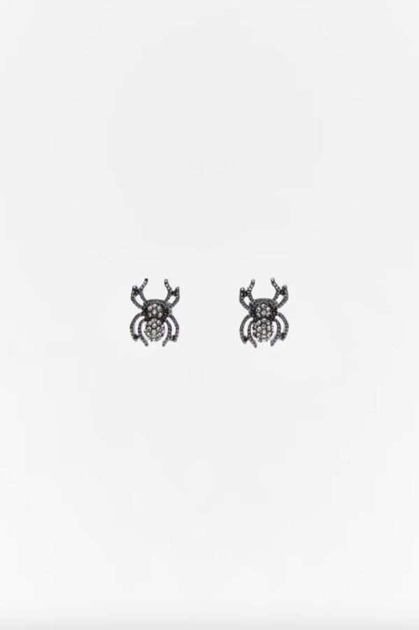 Formato mini con forma de araña para estos pendientes con cierre de tuerca que cuestan 9,95 euros.