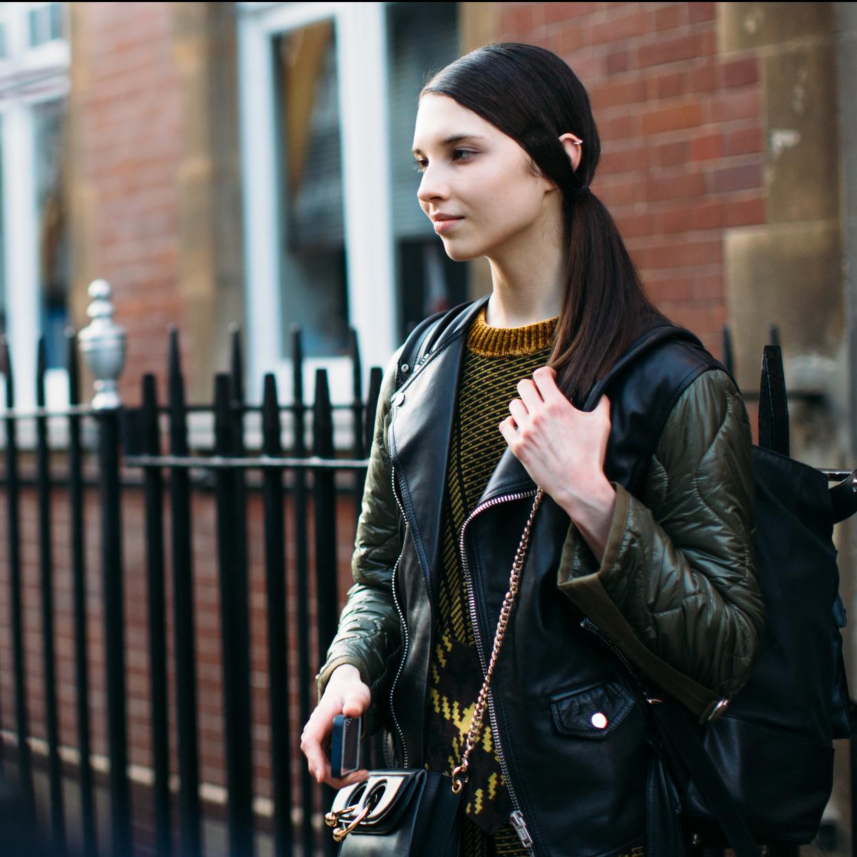 ¿Enamorada de tu biker? Dale un respiro con el chaleco biker de Stradivarius que es perfecto para tus looks con camisas