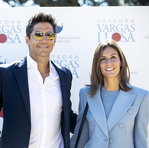 El día que Ana Boyer vistió mejor que Isabel Preysler gracias al look favorito de las famosas: un traje azul muy favorecedor