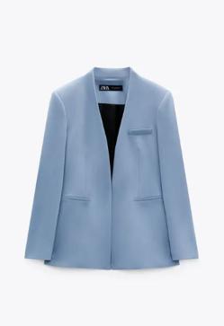 Imagen secundaria 2 - El día que Ana Boyer vistió mejor que Isabel Preysler gracias al look favorito de las famosas: un traje azul muy favorecedor