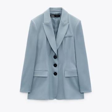 Imagen secundaria 1 - El día que Ana Boyer vistió mejor que Isabel Preysler gracias al look favorito de las famosas: un traje azul muy favorecedor