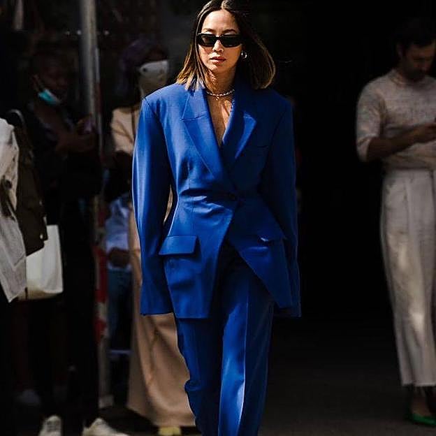 Vestidos camiseros, gabardinas, trajes, efecto piel, punto y satén: el azul klein es el color más favorecedor que triunfa en el street style