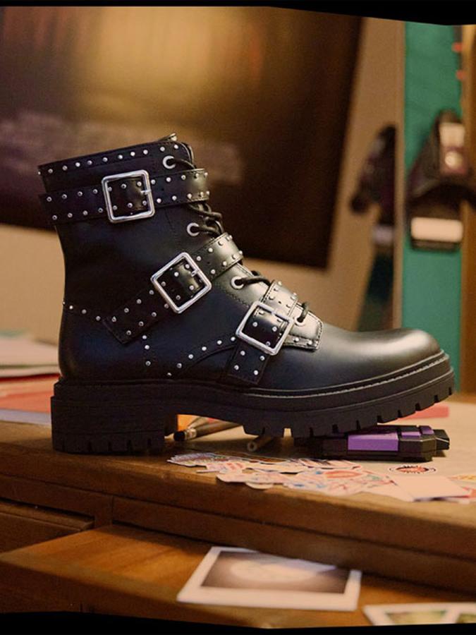 Zapato tipo bota con el detalle hebillas y tachas (32,99 euros).