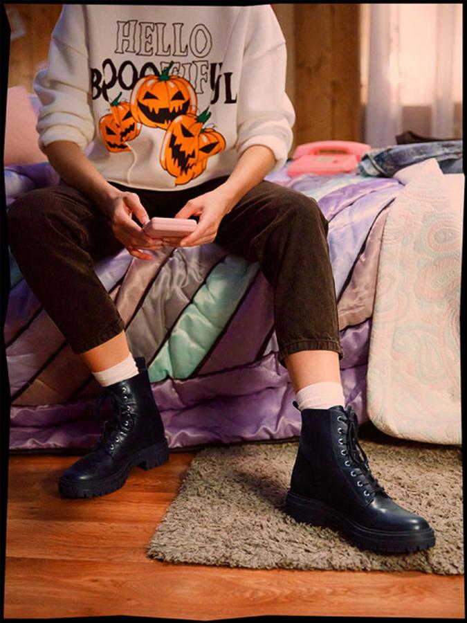 Zapato tipo botín con cordones (29,99 euros).