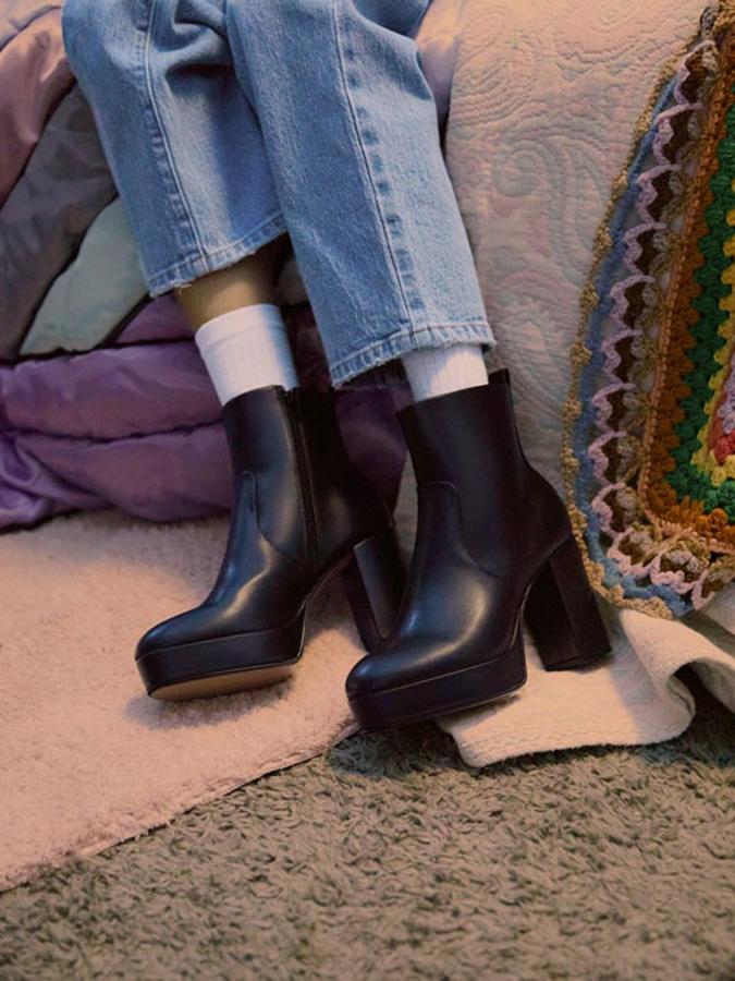 Zapato tipo botín de color negro (27,99 euros).