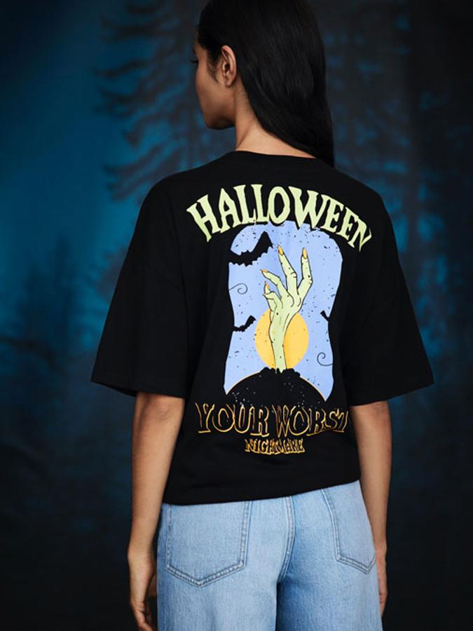 Camiseta de manga corta con estampado de Halloween con mensaje "Trick or Treat" en la parte de delante y un dibujo en la zona de la espalda (5,99 euros).