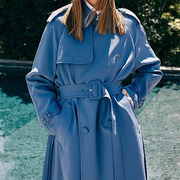 Imagen principal - Ni beige ni marrón, la gabardina más bonita y original es esta de Sfera plisada y en color azul que ya está casi agotada