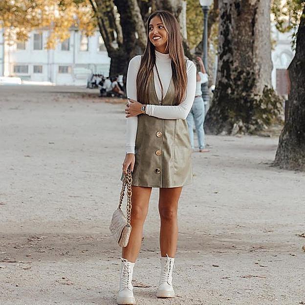 Imagen principal - Fiebre por el pichi efecto piel de Zara: 5 formas de combinar el vestido más vendido y ponible del momento