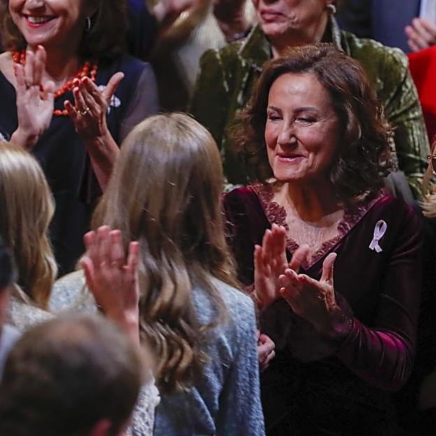 Paloma Rocasolano aplaudiendo orgullosa a su nieta en el Teatro Campoamor de Oviedo. Una imagen que esperamos ver de nuevo este año.