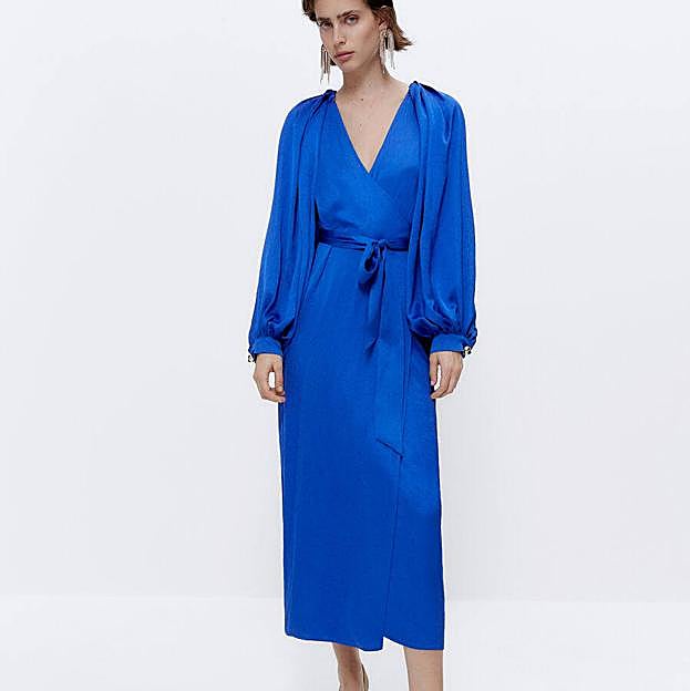 Imagen principal - Vestido satinado 159 euros / Pantalón satinado 89 euros / Gabardina piel 329 euros