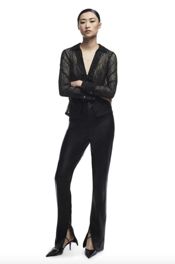 Diseño semitransparente para esta camisa de color negro con cuello de solapa y escote de pico. Con mangas largas y detalle de hilo metalizado, tiene frunces laterales, cuesta 29,95 euros y está disponible entre las tallas XS y L.