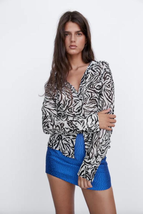 Con estampado fantasía en negro sobre fondo blanco, esta camisa semitransparente de cuello solapa viene con mangas largas acabadas en puño y tiene cierre frontal de botones. Disponible en las tallas XS, S y M, cuesta 29,95 euros. 