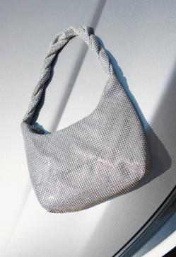 Imagen secundaria 2 - Los bolsos brillantes de fiesta son la nueva tendencia de accesorios joya que enamora a las influencers y que puedes tener en versión low cost