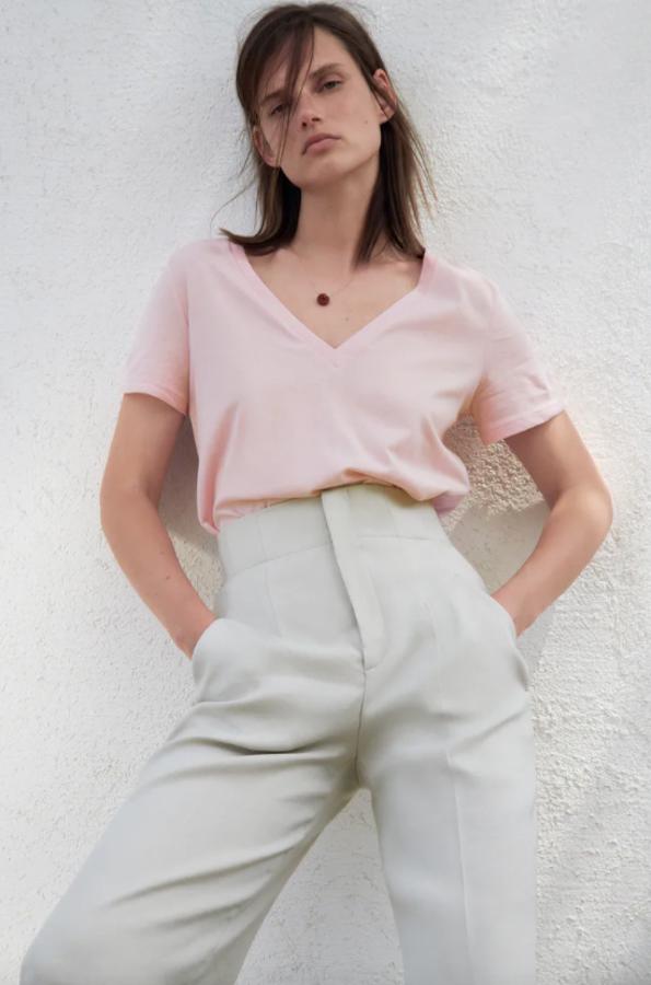 Disponible en 8 colores, entre ellos el rosa pastel, el fucsia, el verde manzana o el visión, esta camiseta de corte holgado con escote de pico y mangas cortas tiene un precio de 5,95 euros y está disponible entre las tallas S y XXL. 