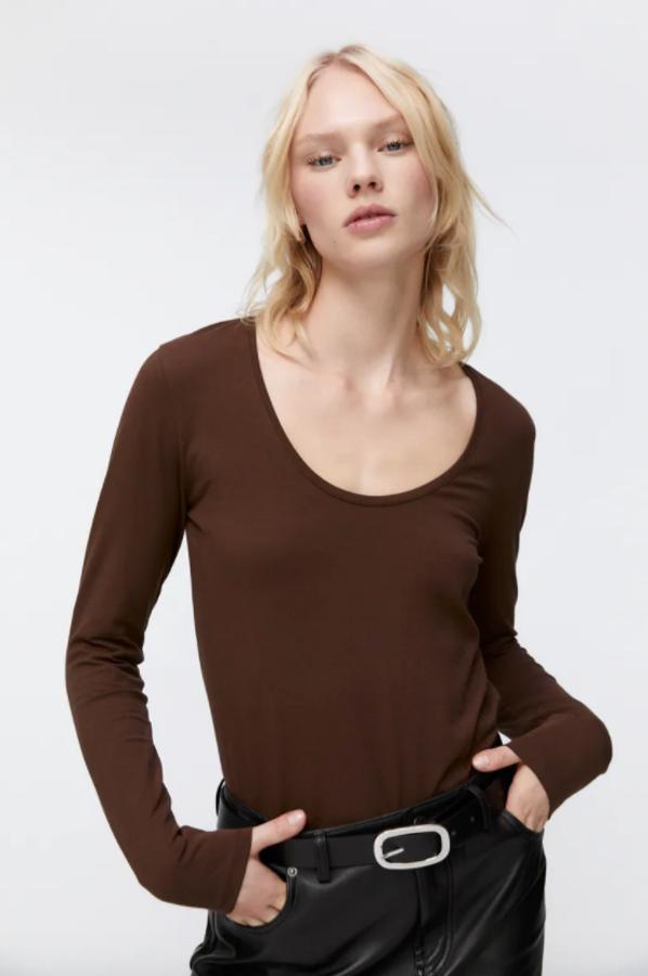 Con escote redondo y mangas largas, esta camiseta de mangas largas disponible en verde oscuro, marrón, blanco y negro, cuesta 9,95 euros y podemos encontrarla entre las tallas XS y XL. 