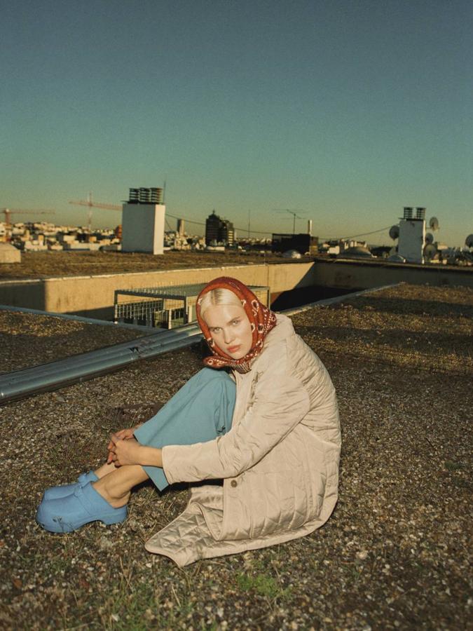 Pantalón de Woman Limited El Corte Inglés; jersey y pañuelo de Mango; abrigo de Sandro y zuecos de Salvatore Ferragamo.