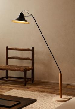 Imagen secundaria 2 - El jarrón de vidrio esmaltado cuesta 29.99 euros; la vajilla de cerámica rugosa, desde 6.99 euros los platos hondos; y la lámpara de madera y mármol, 199 euros. Todo en Zara Home