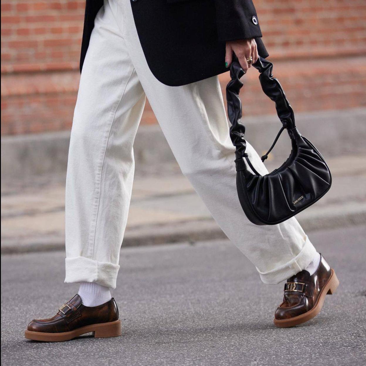 Pincha en la imagen para ver Zara tiene todas las botas y botines que necesitas est temporada, del estilo cowboy a la suela track de colores