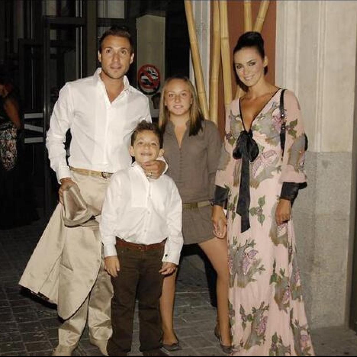 Imagen de cuando Olga Moreno y Antonio David Flores eran felices... con los hijos de Rocío Carrasco