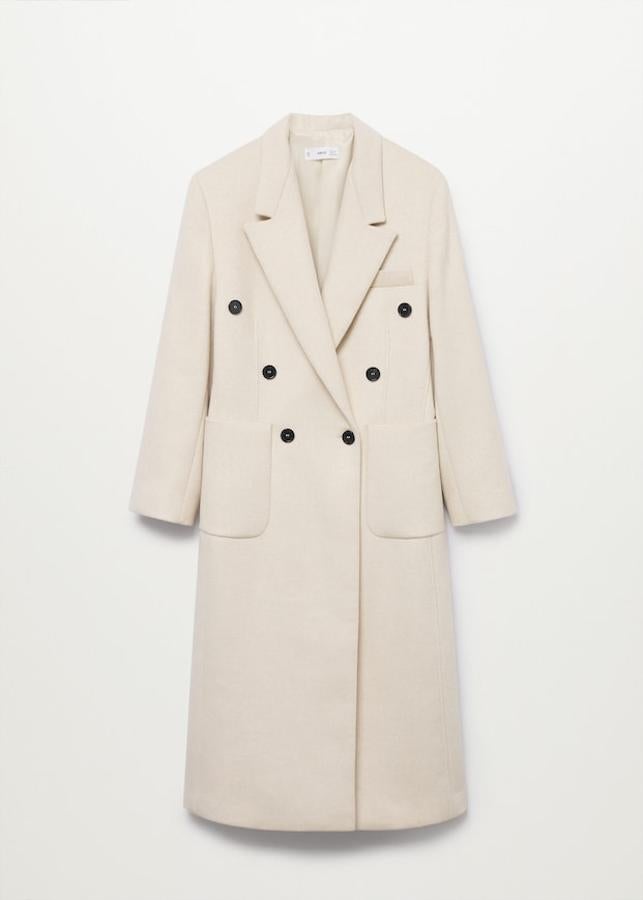 Los abrigos de lana con doble botonadura y largo midi son la opción clásica que siempre funciona. Elegantes y funcionales a partes iguales. Abrigo en color blanco roto de Mango (119 euros). 