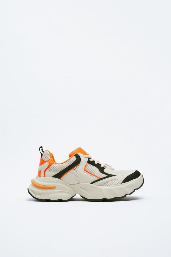 Las zapatillas de deporte se llevan con diseños futuristas y suela gorda. Zara ha lanzado su propia versión de esta tendencia y te ofrece un diseño, que llega en varios colores, por 49,99 euros. 