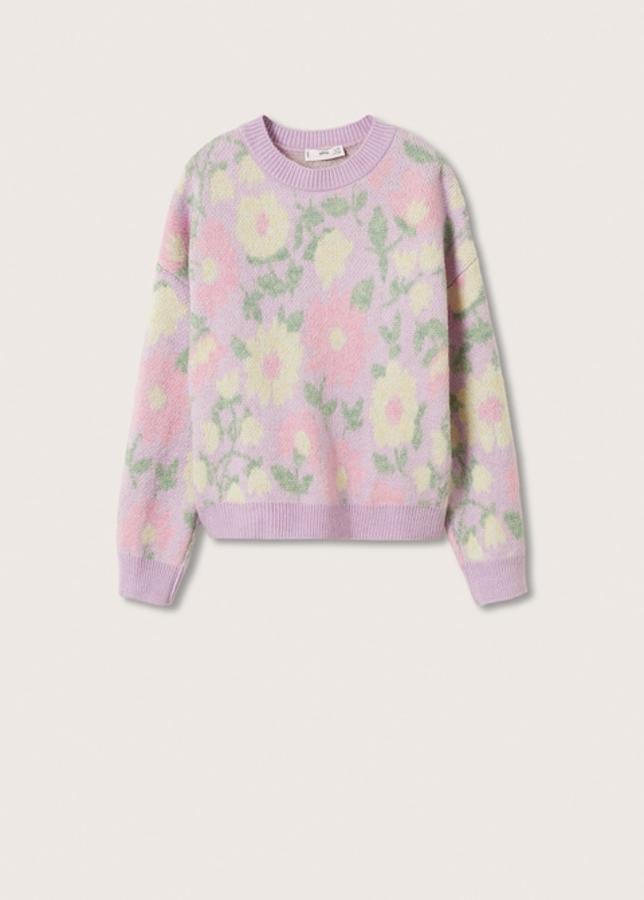 Los estampados de flores del verano saltan de los vestidos a las prendas de punto más calentitas. Jersey en tonos pastel de Mango (29,99 euros) 