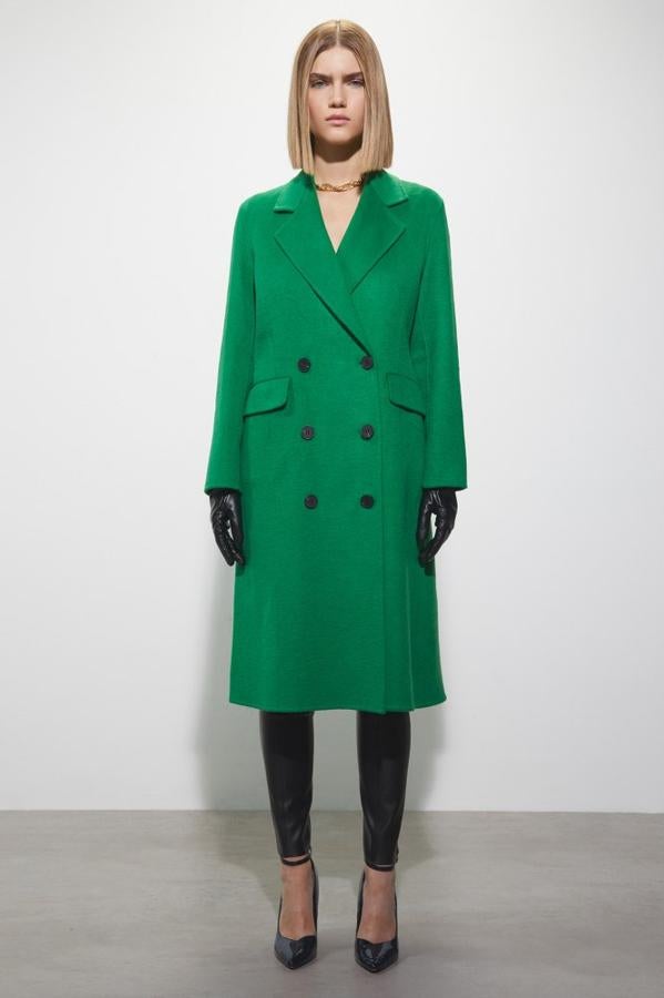 Un abrigo puede poner la nota de color a los días más fríos del año. Un diseño de lana hecho a mano en un bonito color verde. Lo firma Sfera y cuesta 79,99 euros. 